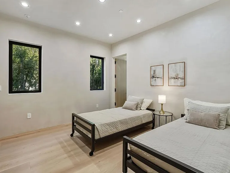 824 N Curson Ave — Photo 39
