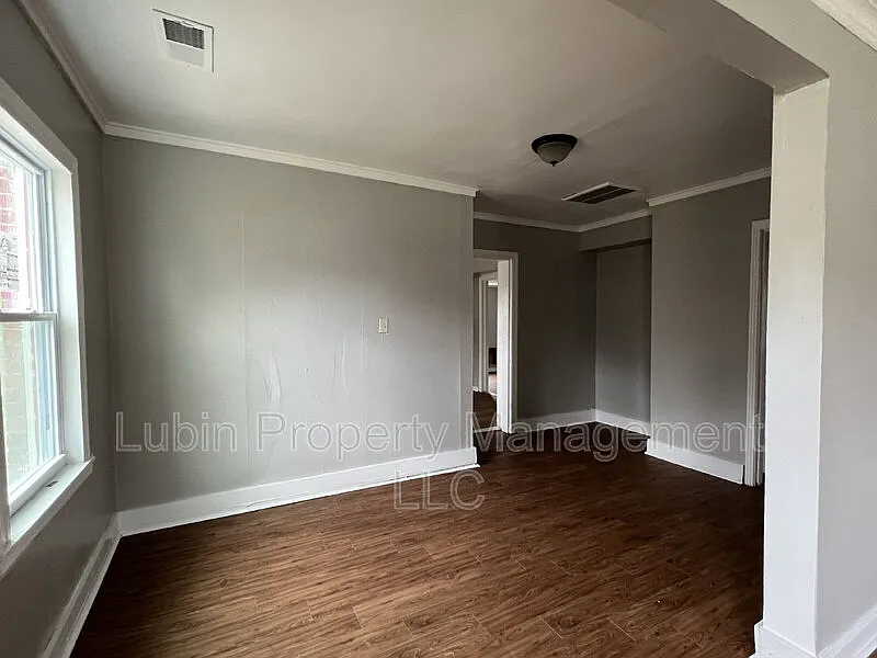 3 bed, 2.0 bath, 1300 sqft, $1,000 — Photo 2