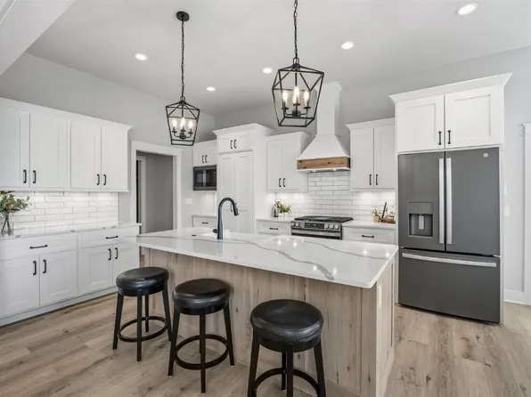 3010 Trailside Dr, Robins, IA 52328