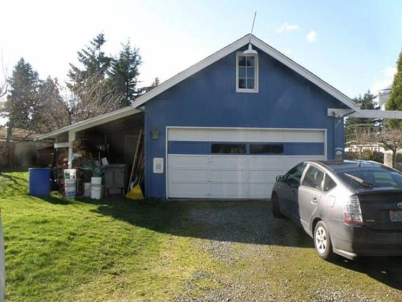 Large Garage, tons of roo