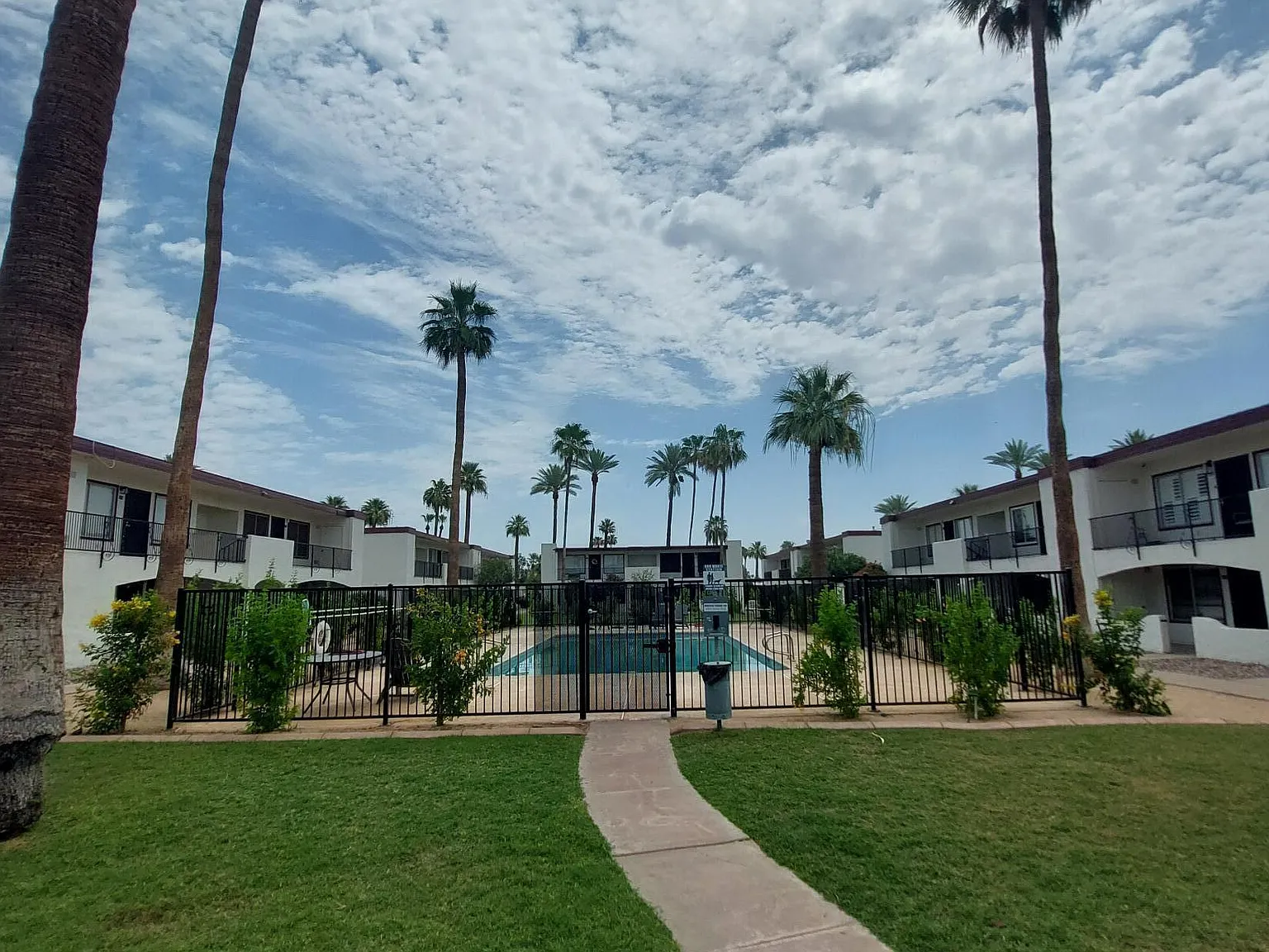 2 bed, 1.0 bath, 962 sqft, $1,800 — Photo 2