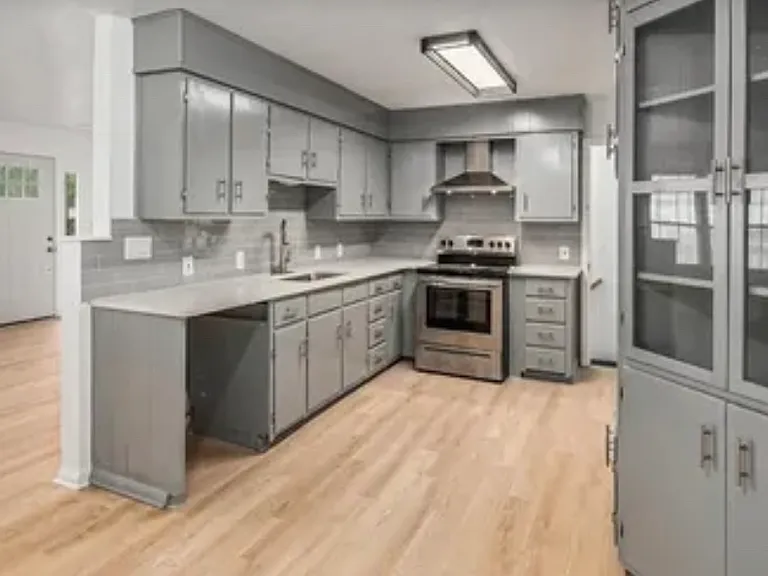 321 NW 22nd St — Photo 3