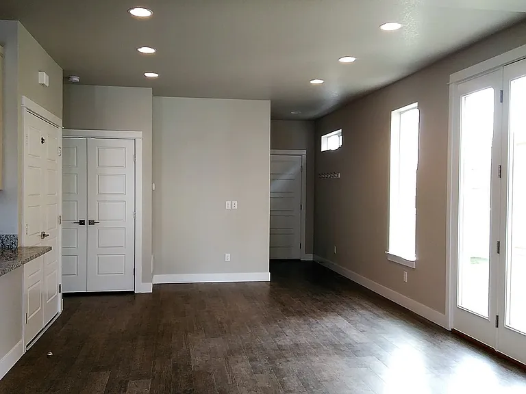 2221 Mackinac St — Photo 2