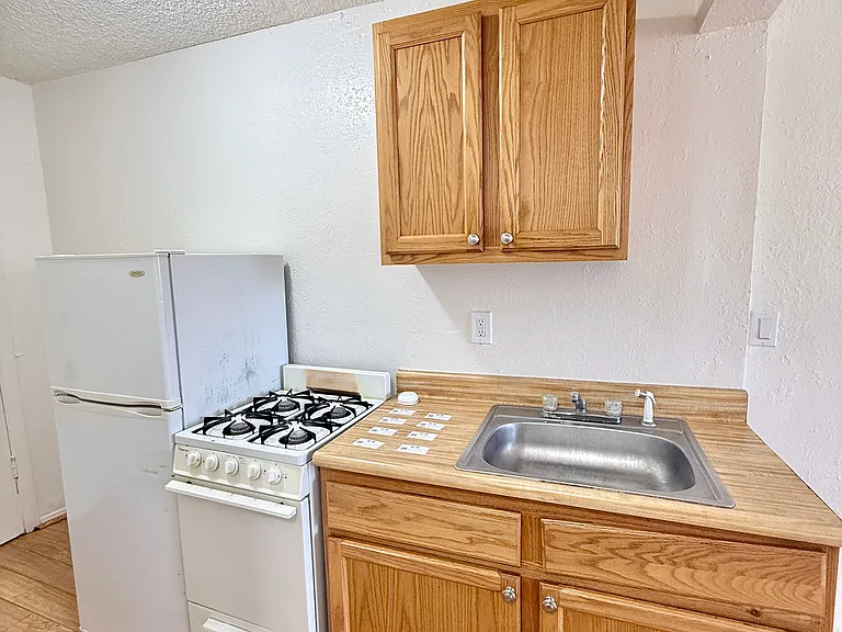 7535 Whitsett Ave #12 — Photo 9