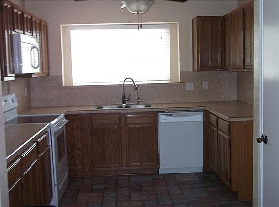5th image of 2641 Carrington Ln