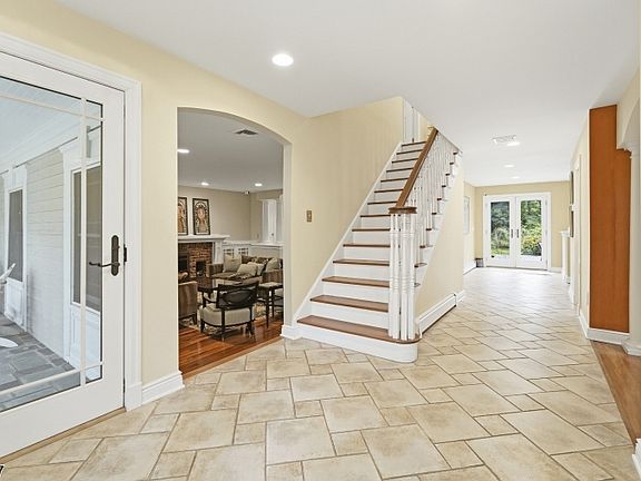 4th image of 200 Valley Dr.