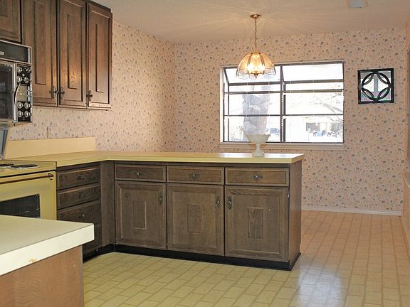 4th image of 365 Englewood Dr