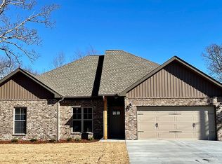 5644 Woodmont Dr, Tuscumbia, AL 35674