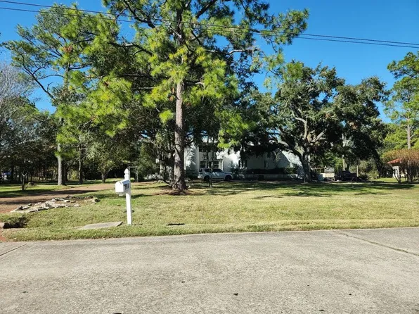 704 Falling Leaf Dr, Friendswood, TX 77546