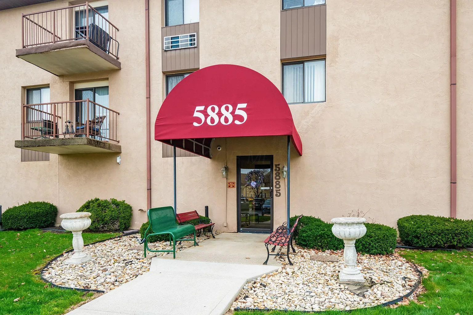 5885 Beechcroft Rd APT 114 photo 1