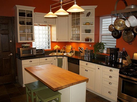 2nd image of 2246 W Erie St #2