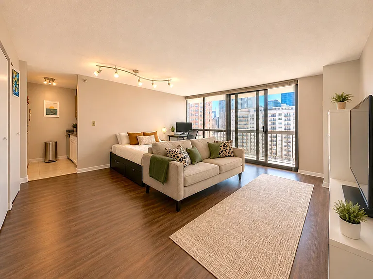 33 W Delaware Pl #15E — Photo 4