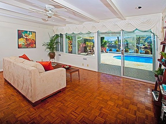 Spacious living room with timelessly elegant oak parquet floors.