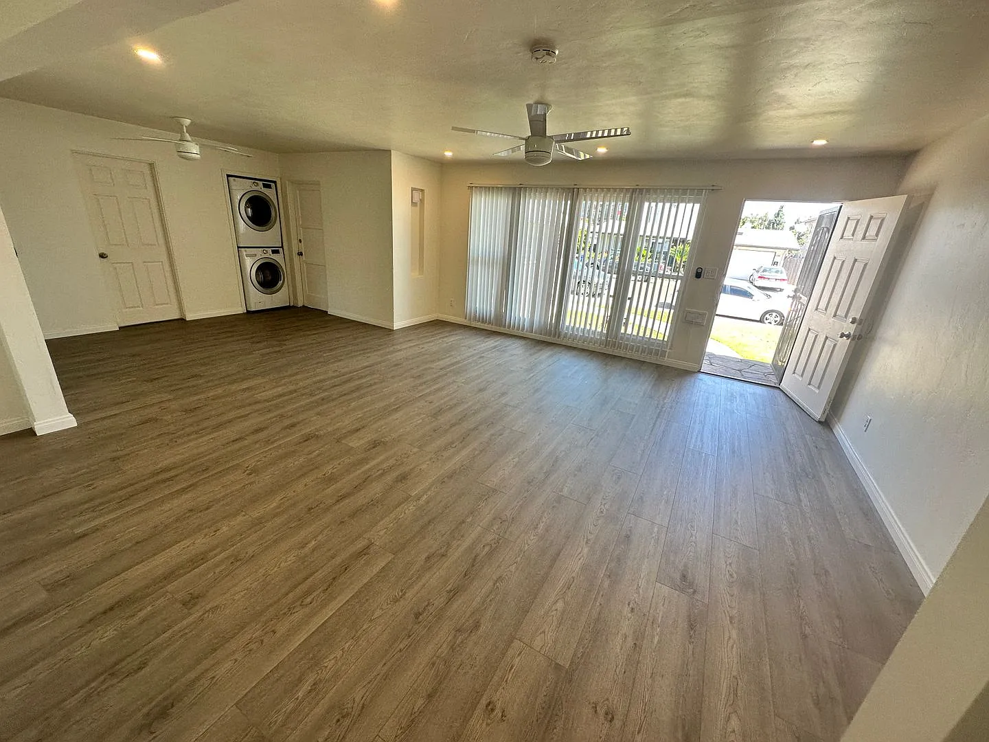 Large House on Dorothy Dr! — Photo 3