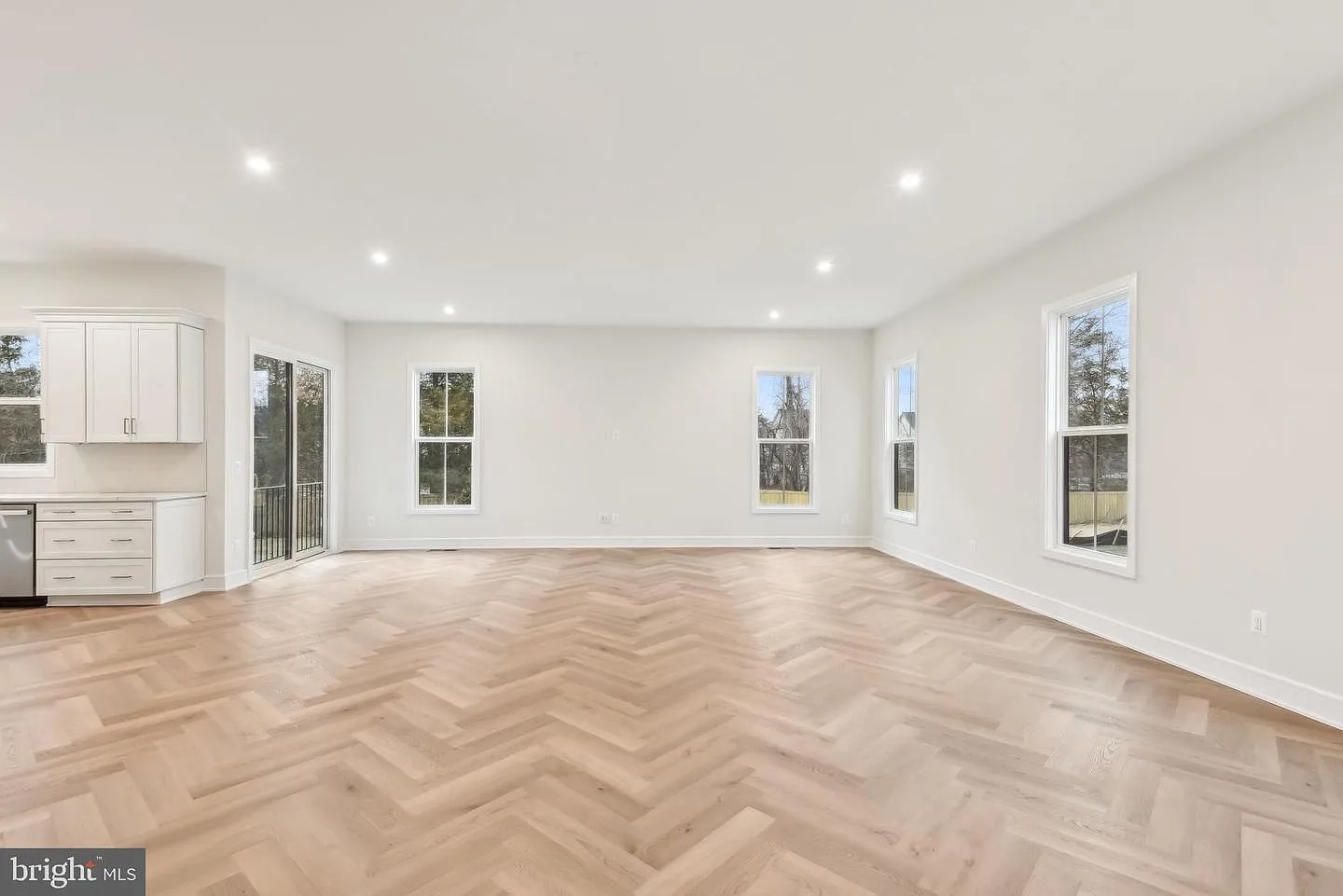 4 bed, 5501 sqft, $5,800 — Photo 3