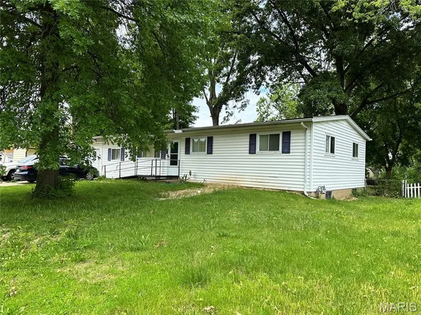 1285 Pamela Dr, Florissant, MO 63031