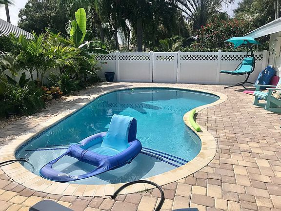 Tropical landscaped pool 