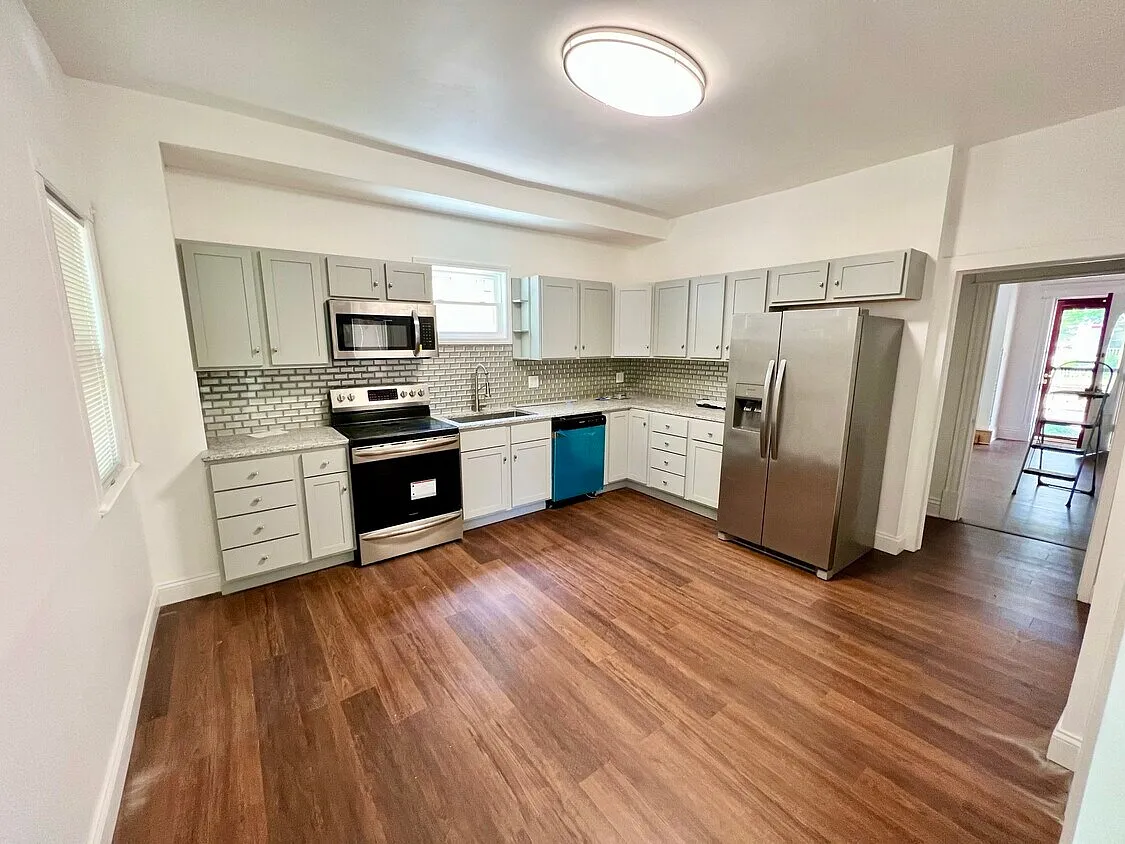 3 bed, 2200 sqft, $2,200 — Photo 2