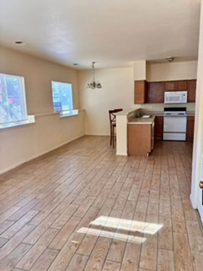 629 S Sherwood St — Photo 3