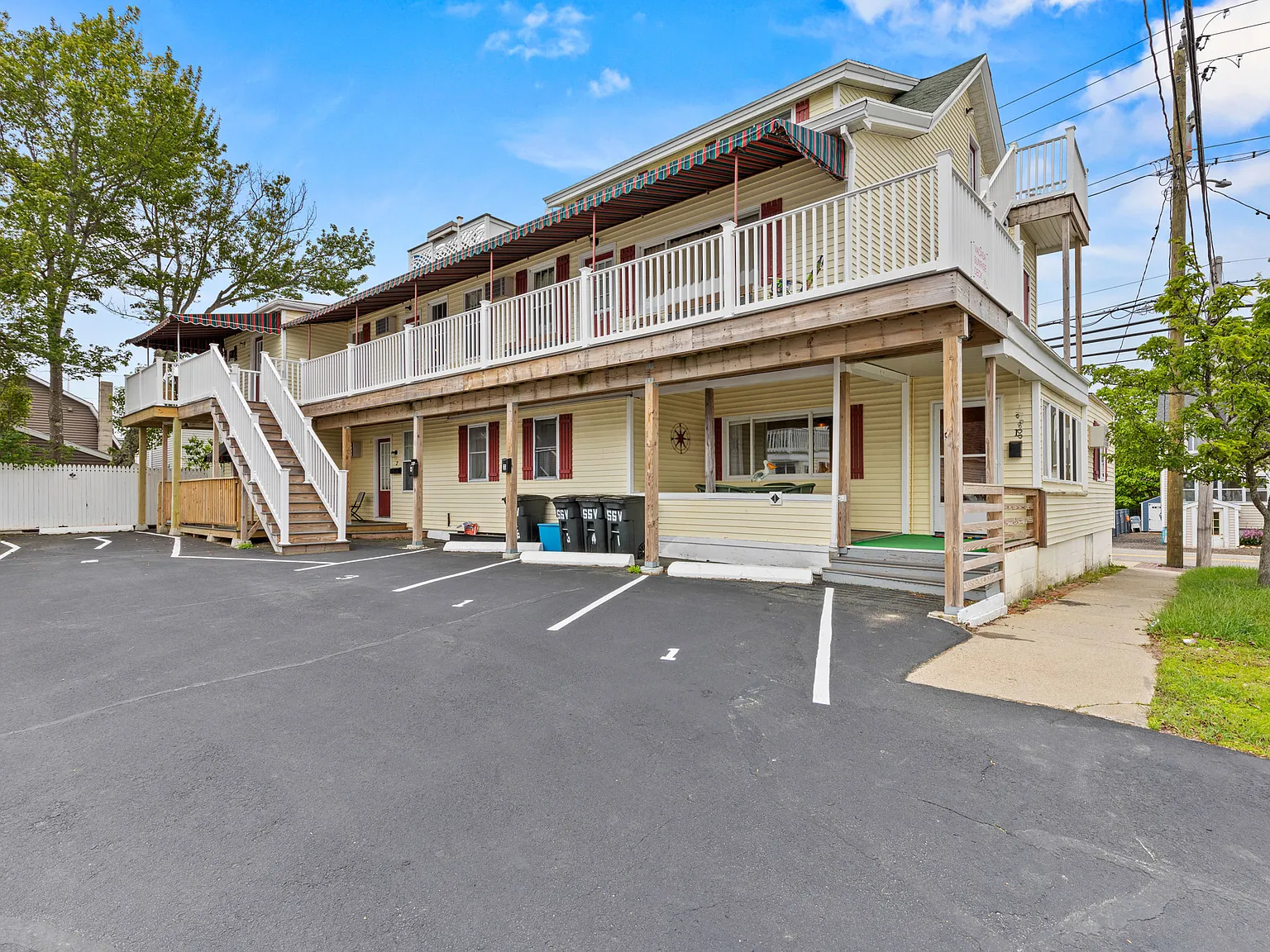 3 bed, 1300 sqft, $1,800 — Photo 1