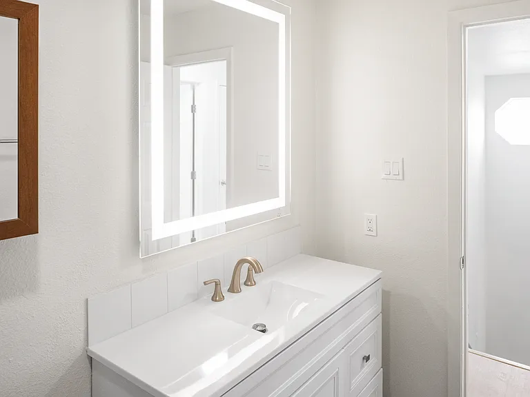 300 Veterans Dr #C — Photo 11