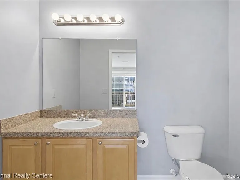 16878 Farmington Rd — Photo 18