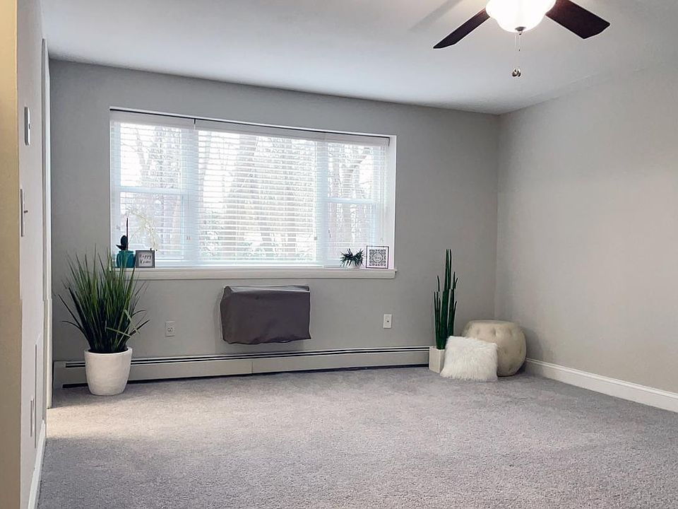 Our spacious studios will give you plenty of room to live comfortably. Living area features a ceiling fan and plush carpeting.