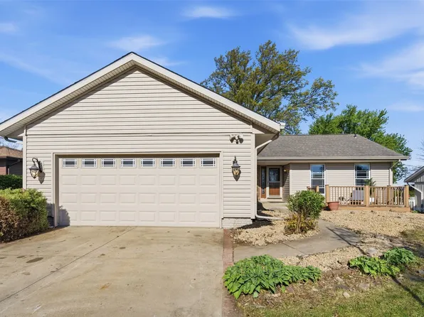210 Stone Hedge Dr NW, Cedar Rapids, IA 52405