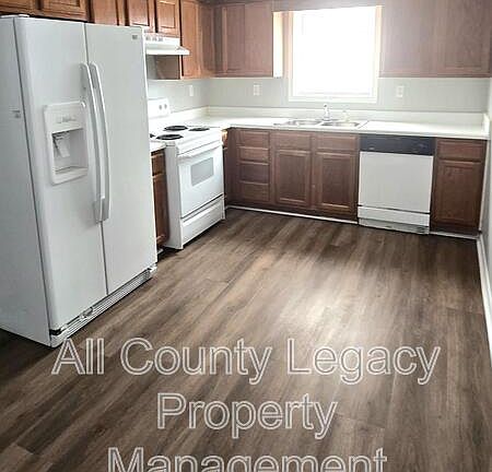 3rd image of 700 Rosehip Ln Unit B