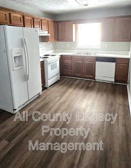 700 Rosehip Ln #B — Photo 3