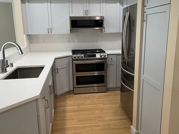 5th image of 925 110th Ave NE Unit 201