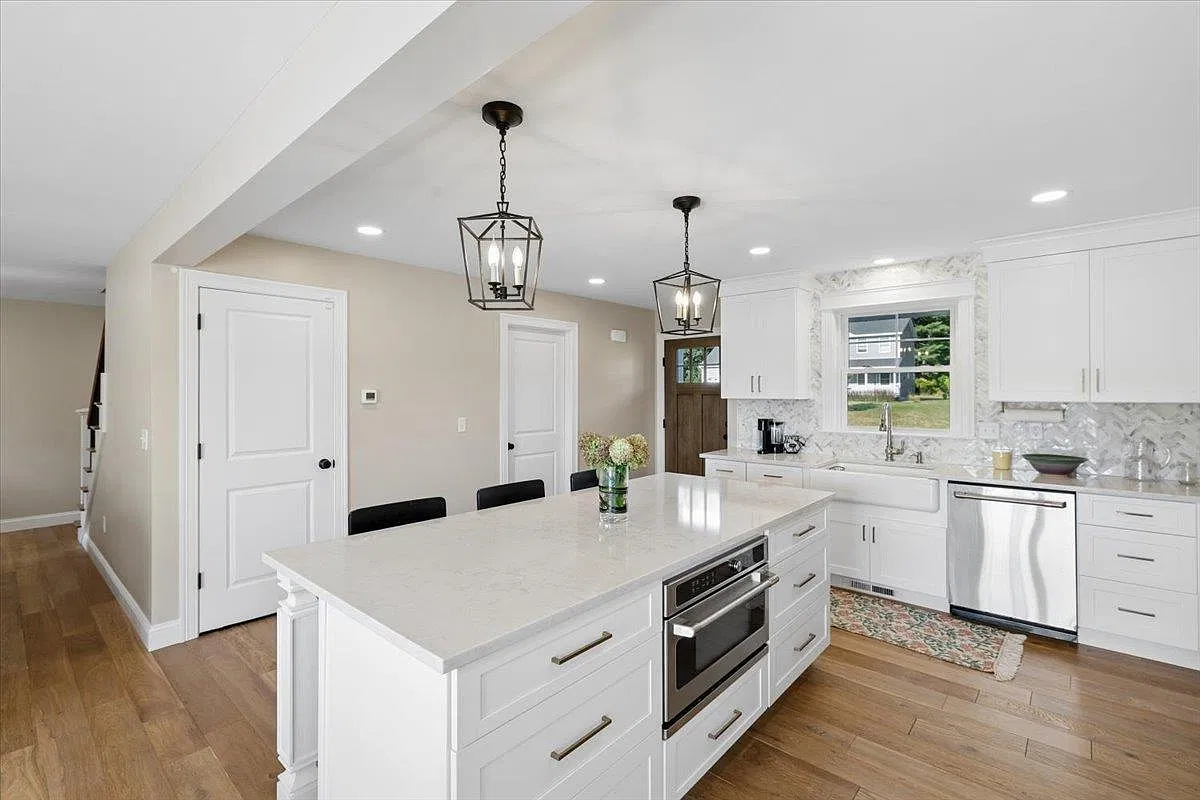 4 bed, 2.5 bath, 2292 sqft, $4,400 — Photo 3