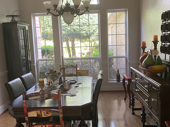 Windows to front lawn 