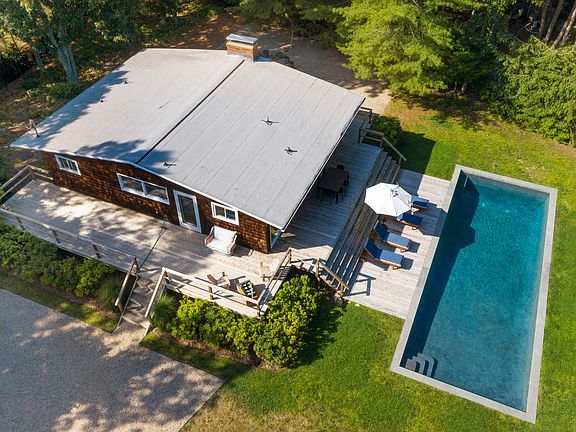 3rd image of 24 Settlers Landing Ln