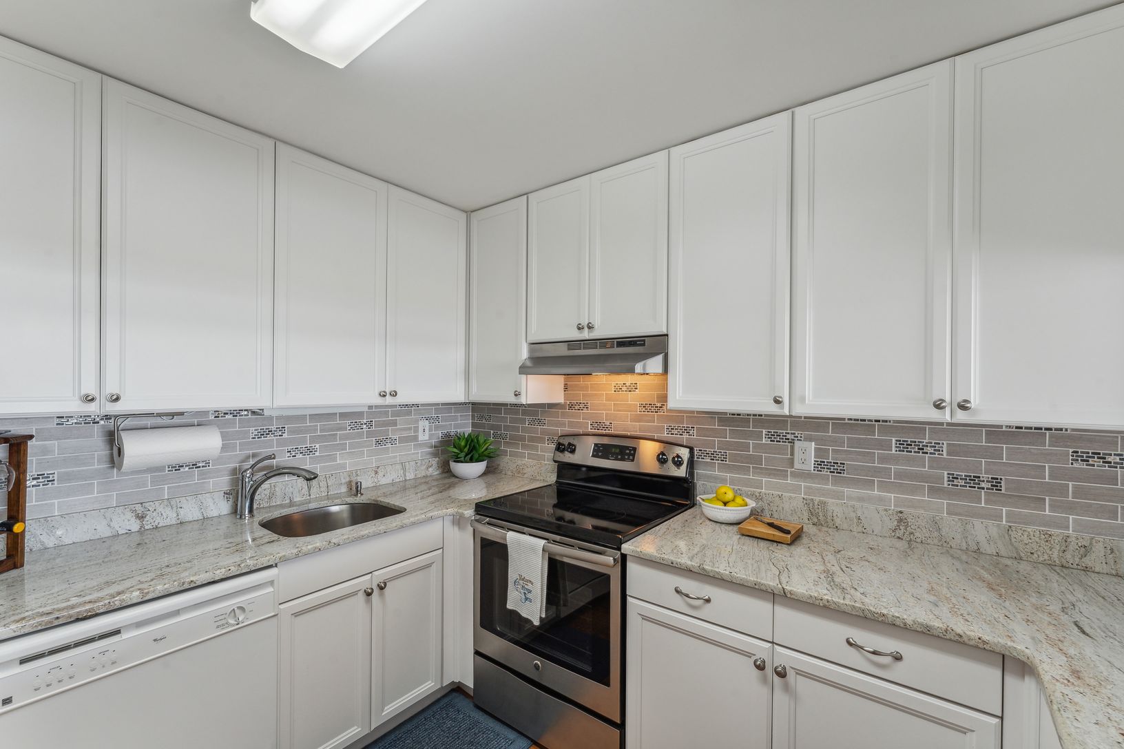Renovated Kitchen w/ Stackable Washer and Dryer