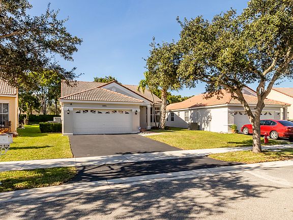 3rd image of 845 Sand Creek Cir