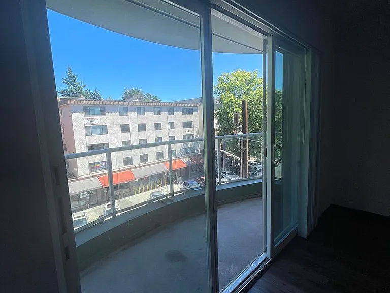 Cohanim Plaza on The University Ave! — Photo 49