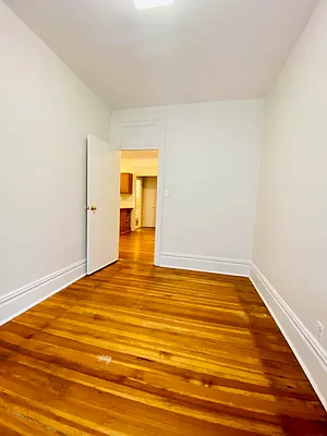 Rented by Zikos Realty Services | media 20