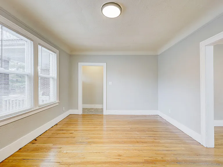 338 E Webster Ave — Photo 16