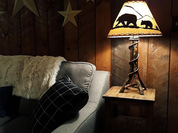 BV5E All Mountain Rentals Bear Lamp