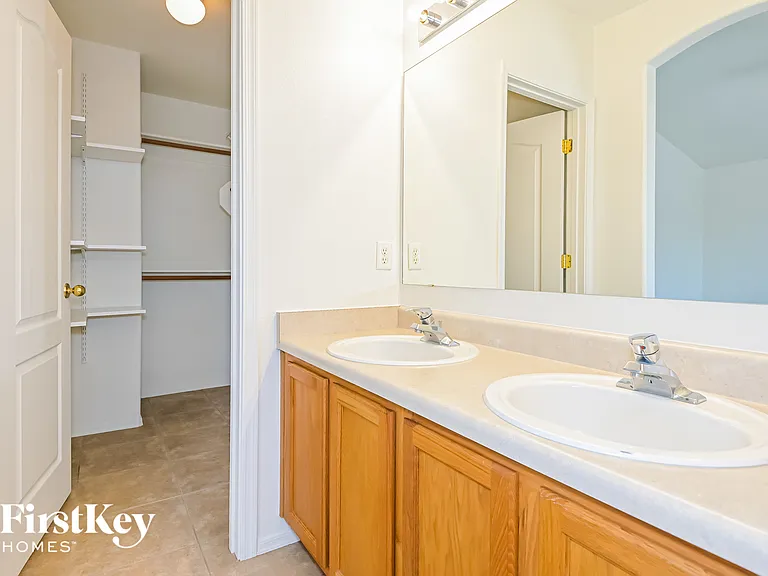 2367 W Rousseau St — Photo 9