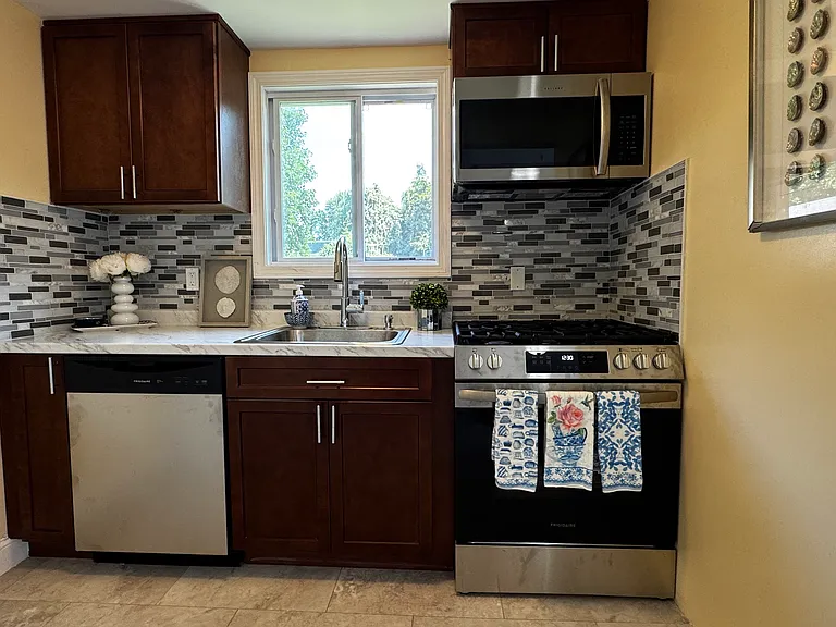 406 Oakwood Ave — Photo 4