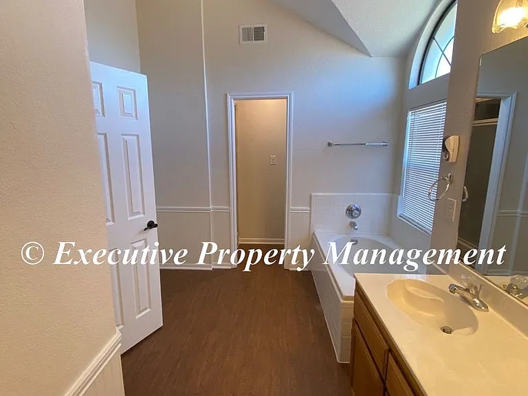 917 Whirlaway Dr — Photo 17