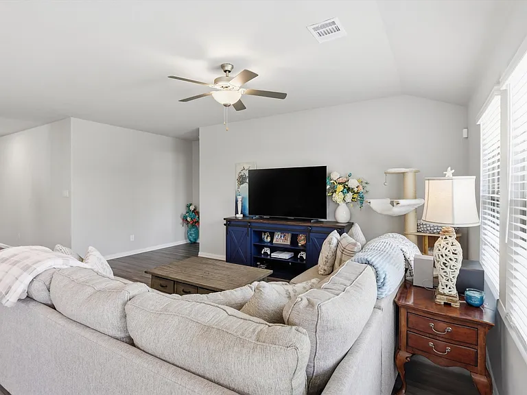 410 Dempsey Dr — Photo 10