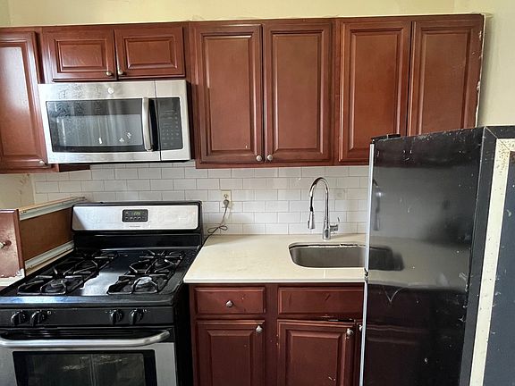 3rd image of 135 Hawthorne St #2M