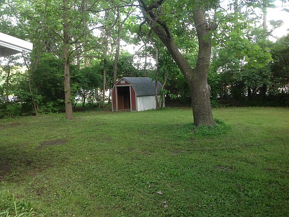 5th image of 155 E Elm St