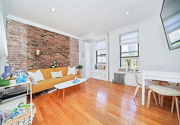2nd image of 331 E 9th St APT 5