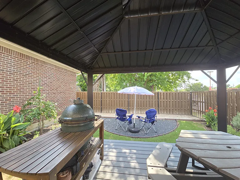 Shared yard w/ deck & grill