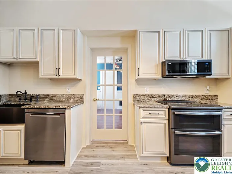 240 Franklin St #2 — Photo 4