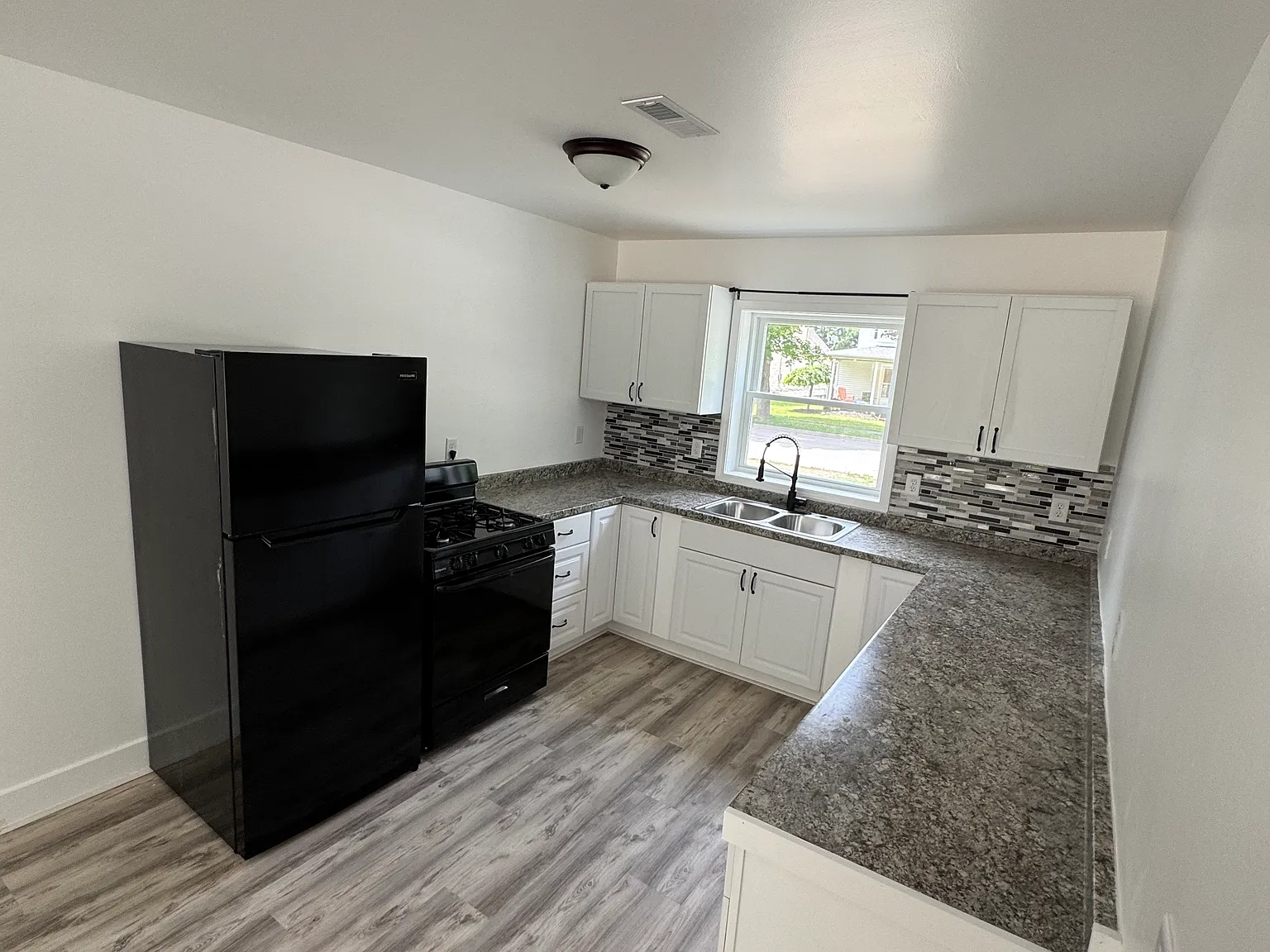 3 bed, 1250 sqft, $1,700 — Photo 1